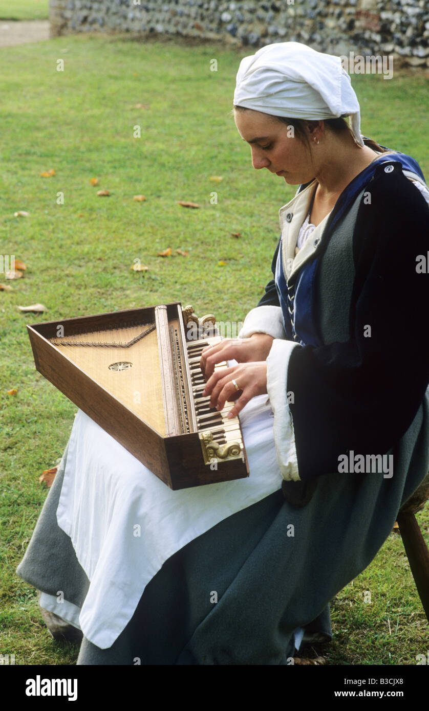 Reconstitution historique médiévale femme jouant du psaltérion musicien instrument de musique musique histoire costume Anglais Banque D'Images