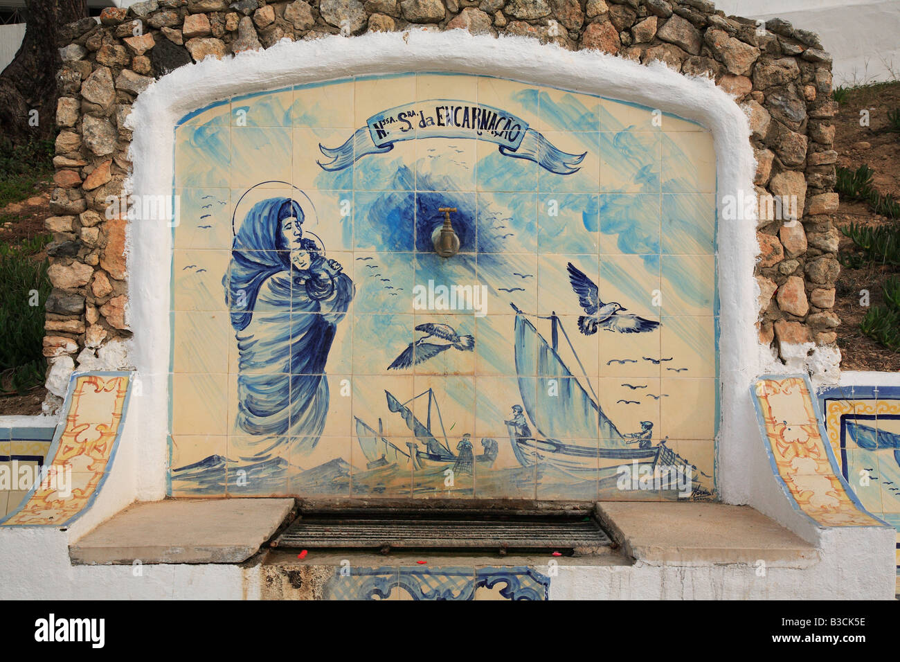 Fontaine avec des azulejos historique photo une forme typique de l'étain peint portugais céramique émaillée carrelage à Carvoeiro Algarve Po Banque D'Images