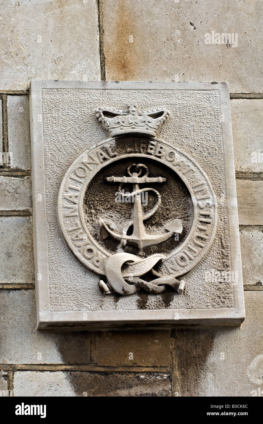 Royal National Lifeboat Institution crest gravées dans comprimé en pierre sur un mur donnant sur le quai à Weymouth, dans le Dorset Banque D'Images