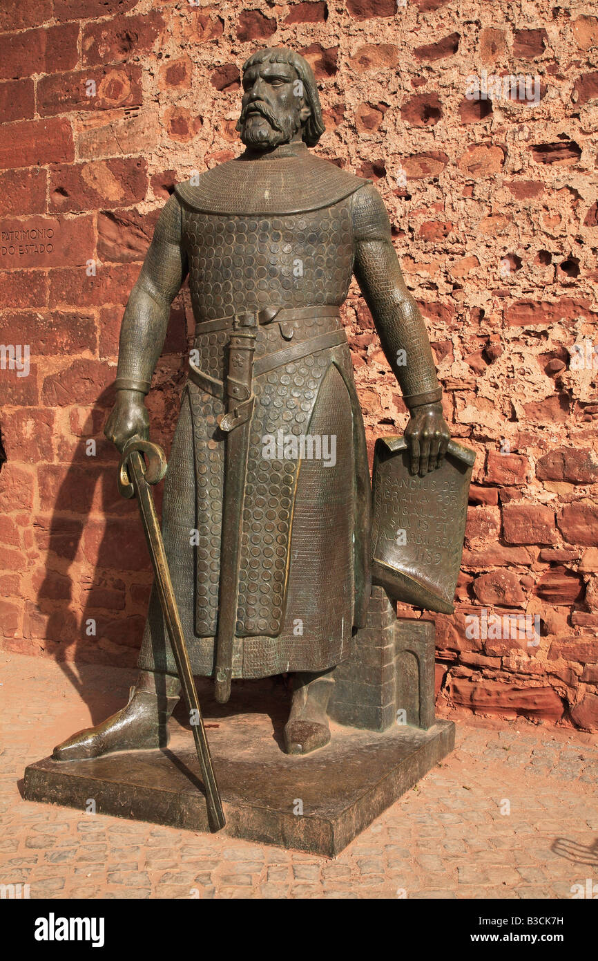 Mémorial du roi Dom Sancho en face du château de Silves Algarve Portugal Banque D'Images