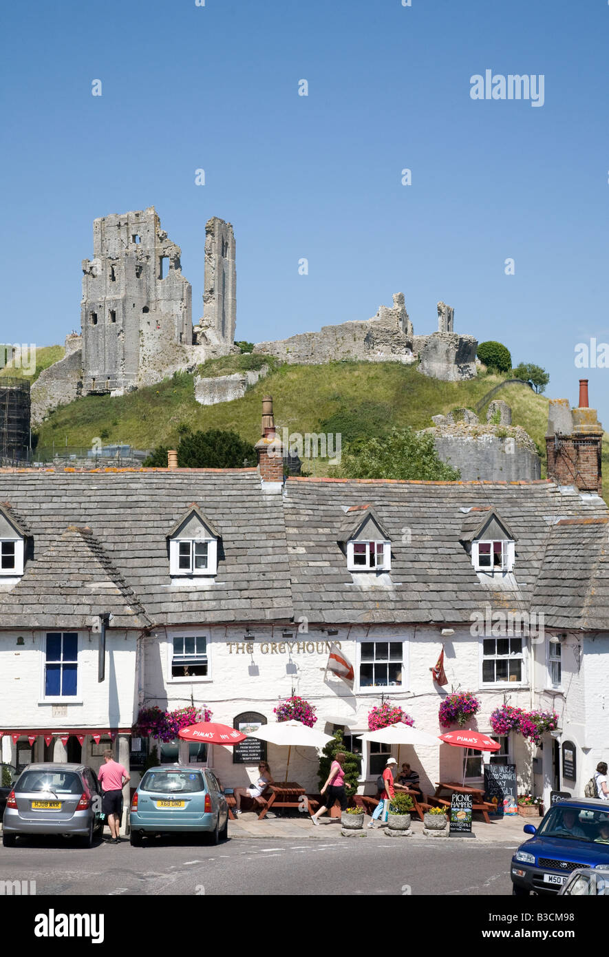 Le Greyhound village pub avec Corfe Castle Dorset UK en arrière-plan Banque D'Images