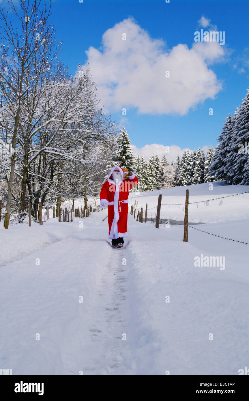 Père Noël Père Noël dans un magnifique paysage hivernal Banque D'Images