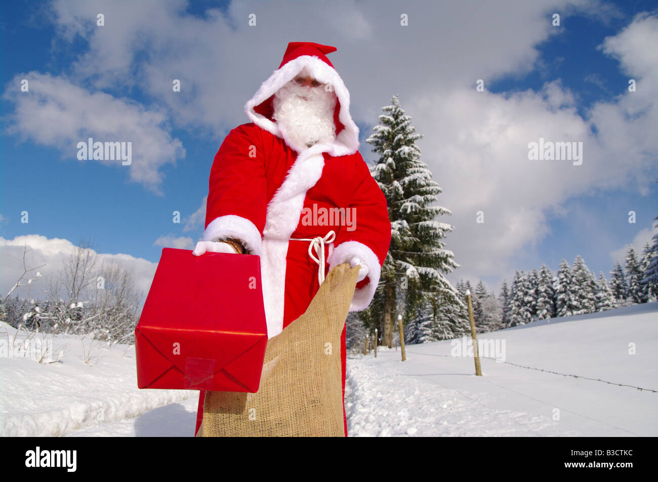 Père Noël Père Noël dans un magnifique paysage hivernal Banque D'Images