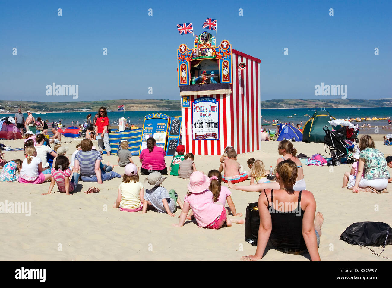 Station balnéaire traditionnelle Punch and Judy show sur plage de Weymouth en été 2008 Banque D'Images