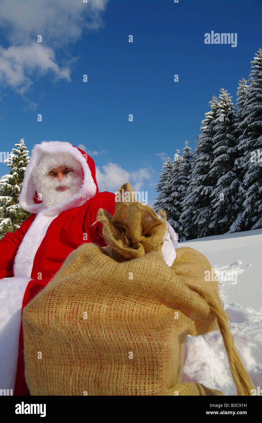 Père Noël Père Noël dans un magnifique paysage hivernal Banque D'Images