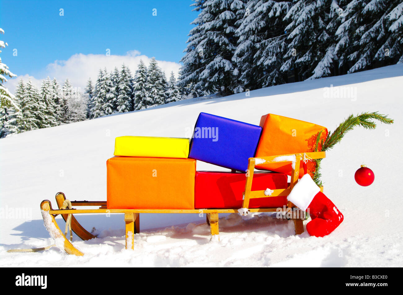Colorful présente sur un traîneau dans un paysage d'hiver Banque D'Images