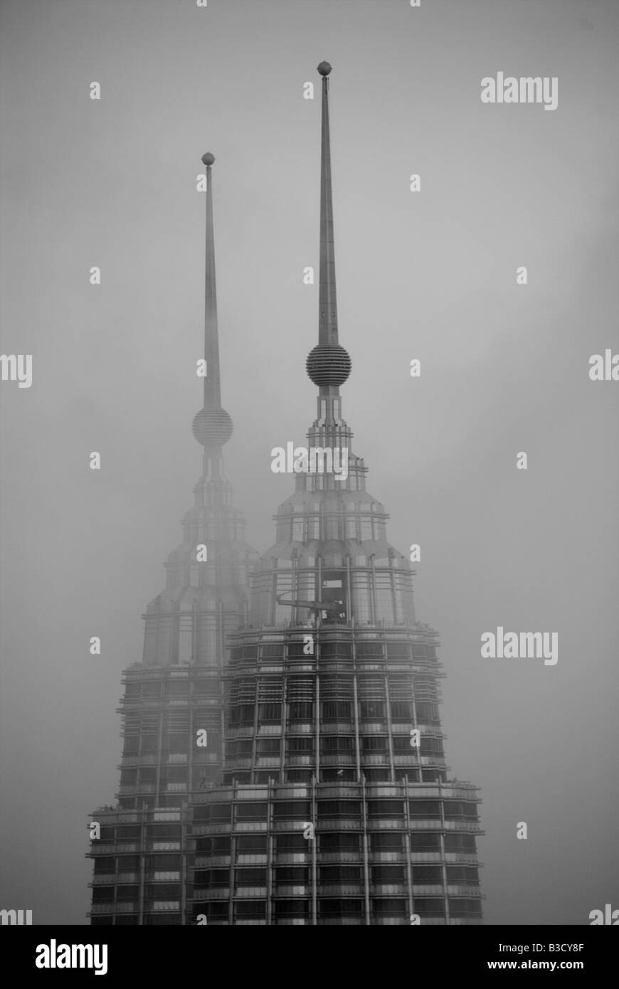 Les Tours Petronas dans le brouillard - Kuala Lumpur, Malaisie Banque D'Images