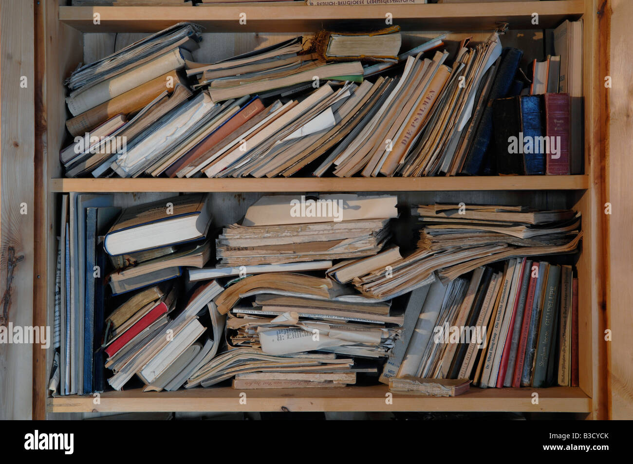 Livres et magazines sur des étagères, close-up Banque D'Images