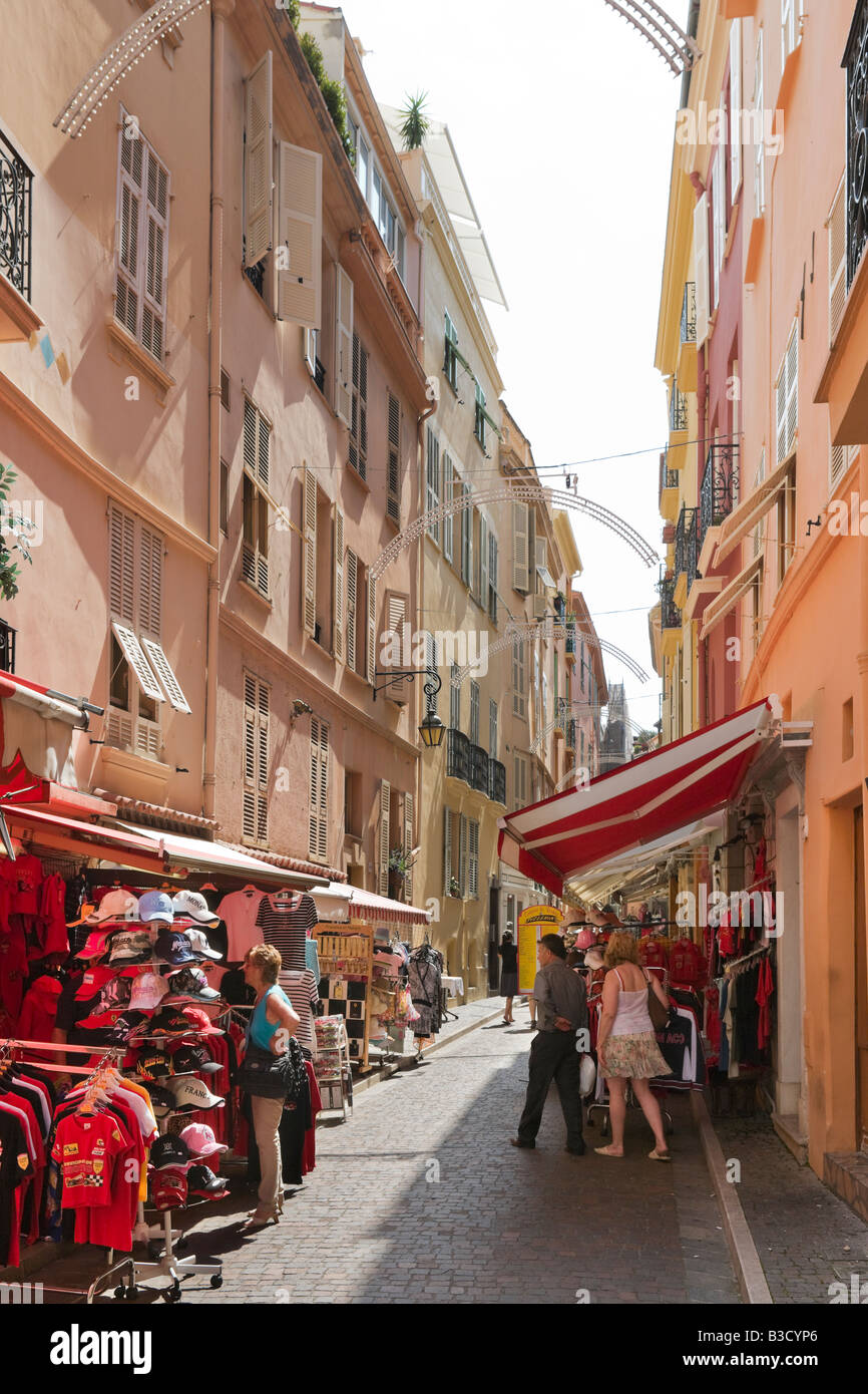 Boutiques sur une rue typique de la vieille ville (Monaco), Monaco, French Riviera, Cote d'Azur, France Banque D'Images