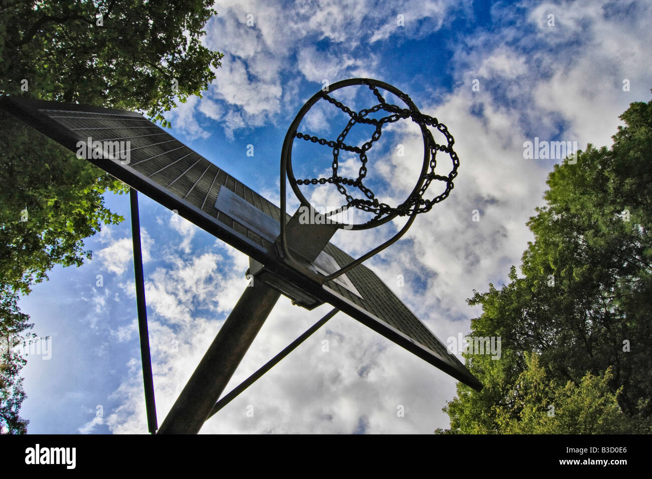 Panier de basket-ball athlétisme contre le ciel et les arbres dans un parc Banque D'Images