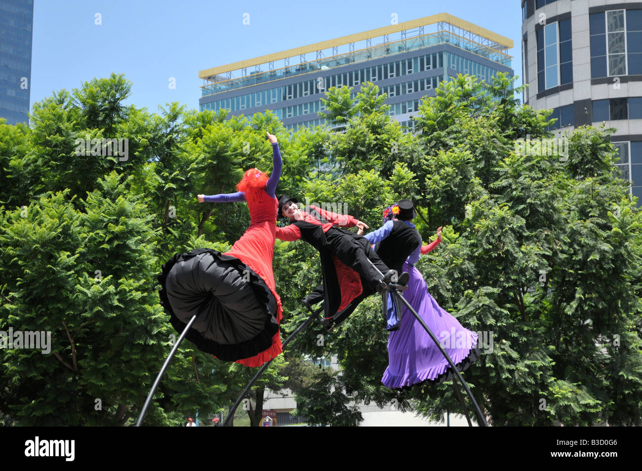 Groupe performance australienne Strange Fruit amusant dans le centre-ville de Los Angeles, Californie Banque D'Images