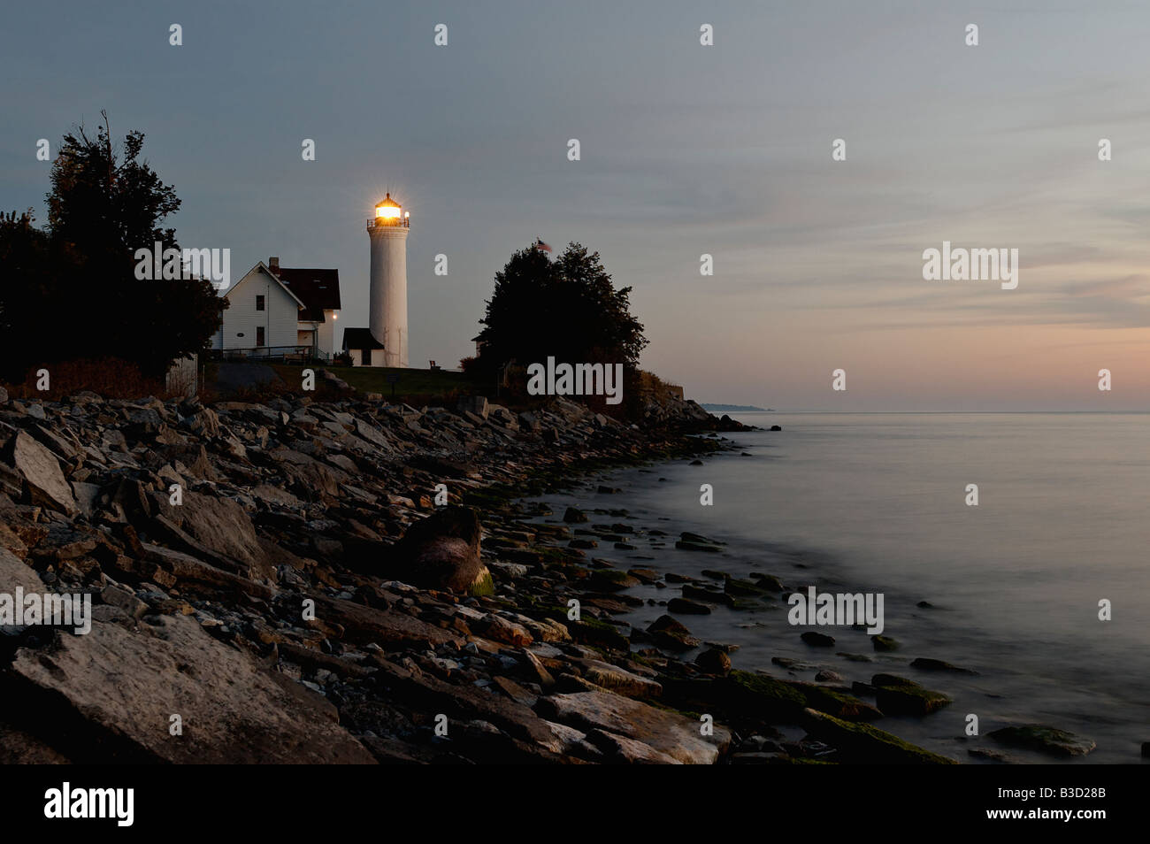 Tibbetts Point Lighthouse au crépuscule le lac Ontario près de cap Vincent New York Banque D'Images