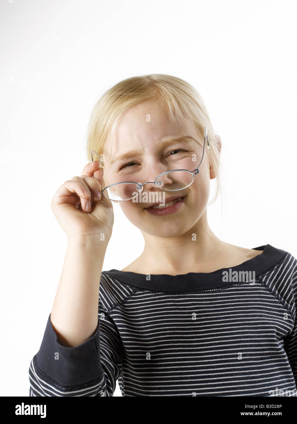 Girl (8-9) le port de lunettes, smiling, portrait Banque D'Images