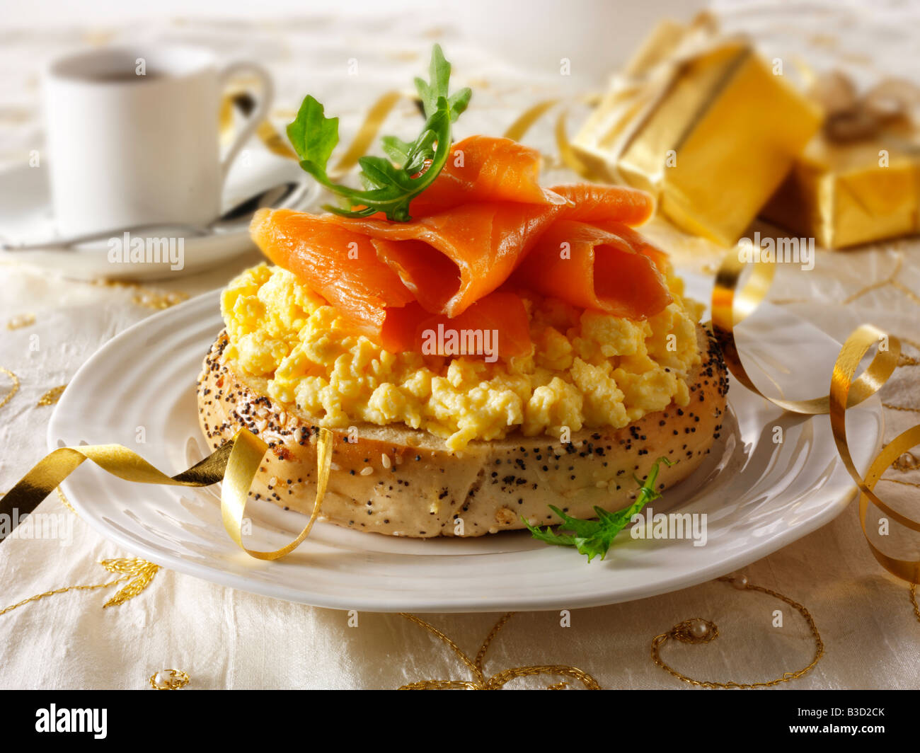 Saumon fumé et œufs brouillés sur un bagel sur une table. Banque D'Images