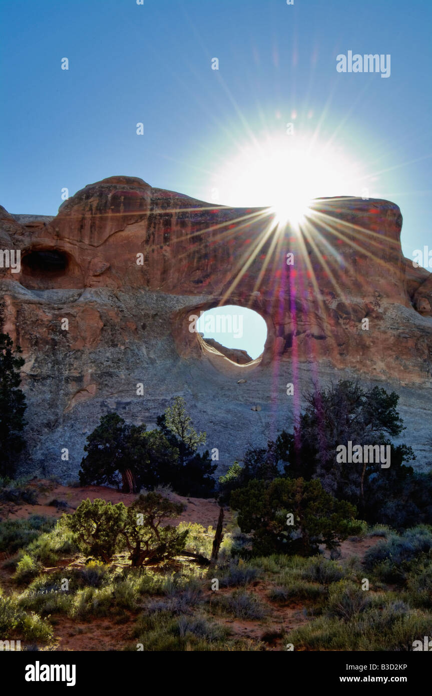 La création d'Étoiles Sun Tunnel ci-dessus en rafale Arch dans Arches National Park Utah Banque D'Images