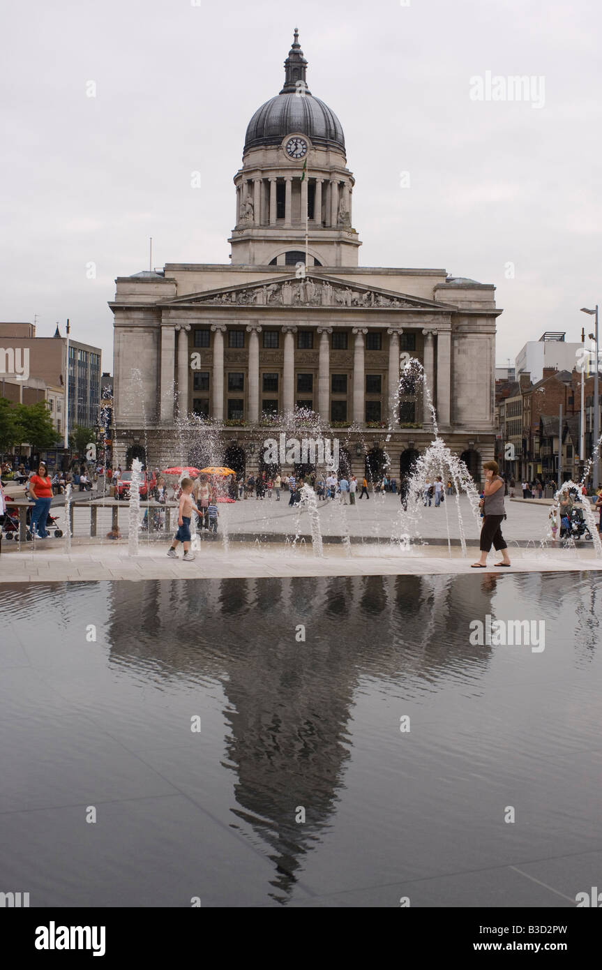 Nottingham City / Town Hall et de l'eau des fontaines Banque D'Images