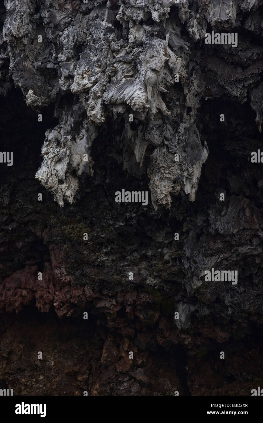 Stalactites de lave dans la région de Krafla, le lac Mývatn, en Islande. Banque D'Images