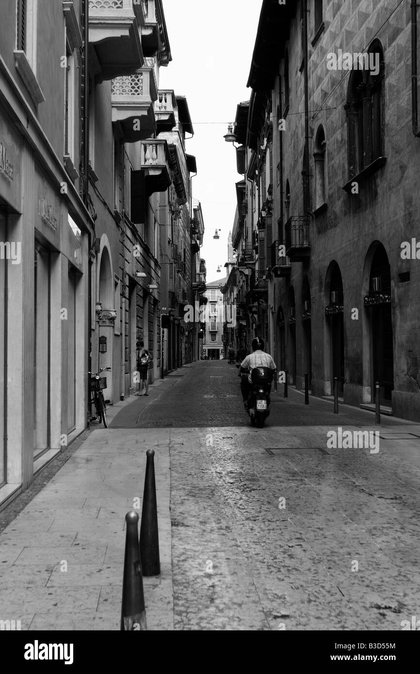 Conduite scooter ont les rues étroites de Vérone, Italie noir & blanc, 15 août 2008 Banque D'Images