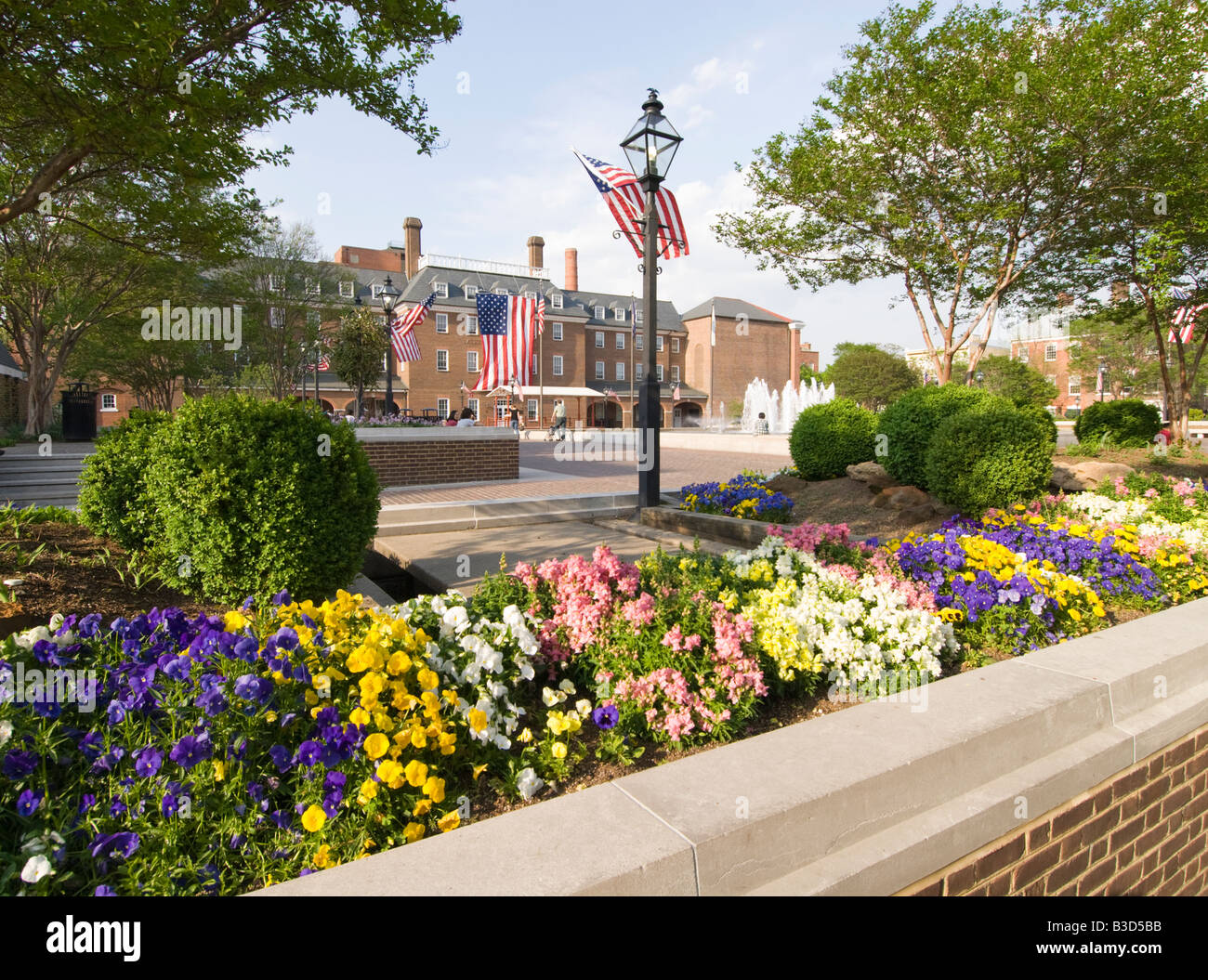 Washington DC USA Alexandria's Old Town place historique de la ville avec des fleurs. Banque D'Images