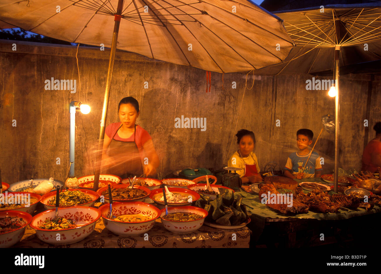 Un assortiment d'aliments cuits vendus à partir de la cale d'ajo au populaire marché alimentaire en soirée à Luang Prabang au Laos Banque D'Images