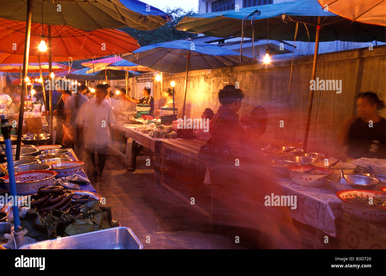 Un assortiment d'aliments cuits vendus à partir de la cale d'ajo au populaire marché alimentaire en soirée à Luang Prabang au Laos Banque D'Images