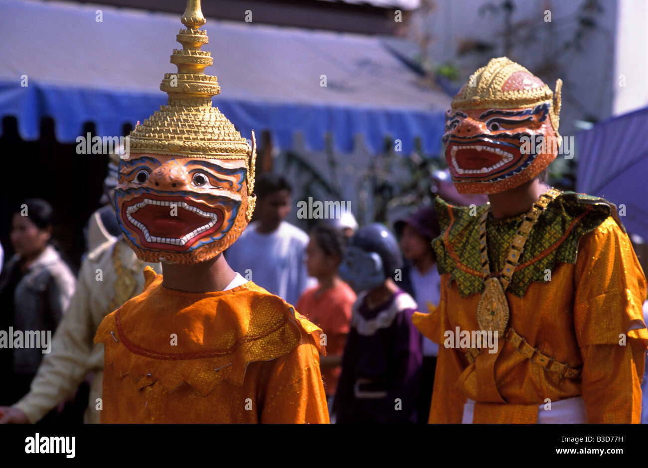 Les participants costumés et masqués traditionnel au cortège de Pii Mai, la nouvelle année à Luang Prabang, Laos. Banque D'Images