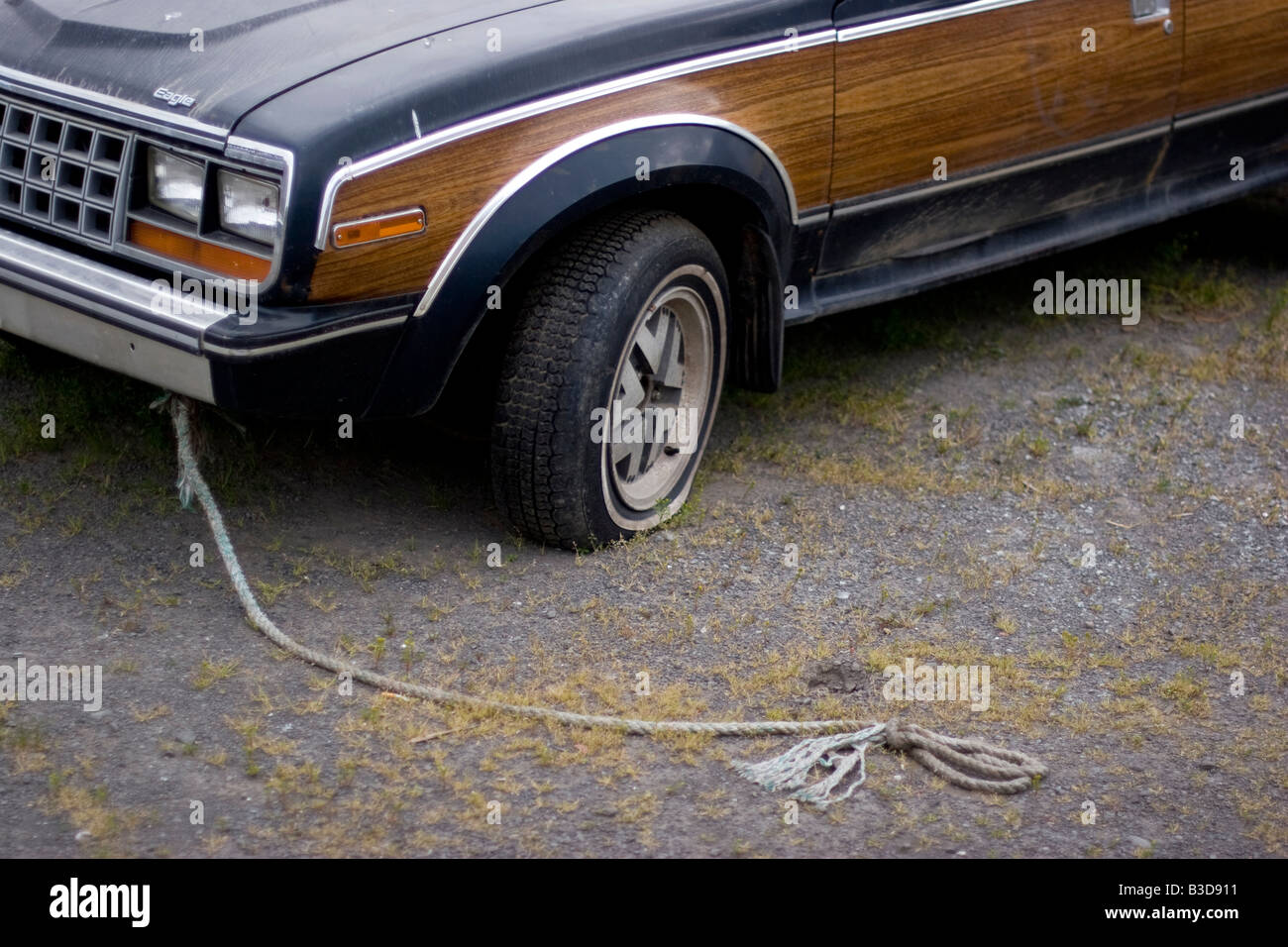 Eagla AMC cassée voiture avec corde, l'Islande. Banque D'Images
