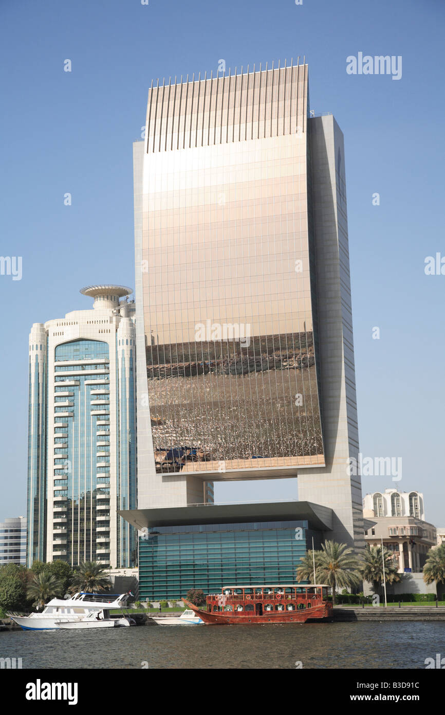 Reflet de la Crique de Dubaï sur National Bank of Dubai Deira Dubai en construction Banque D'Images