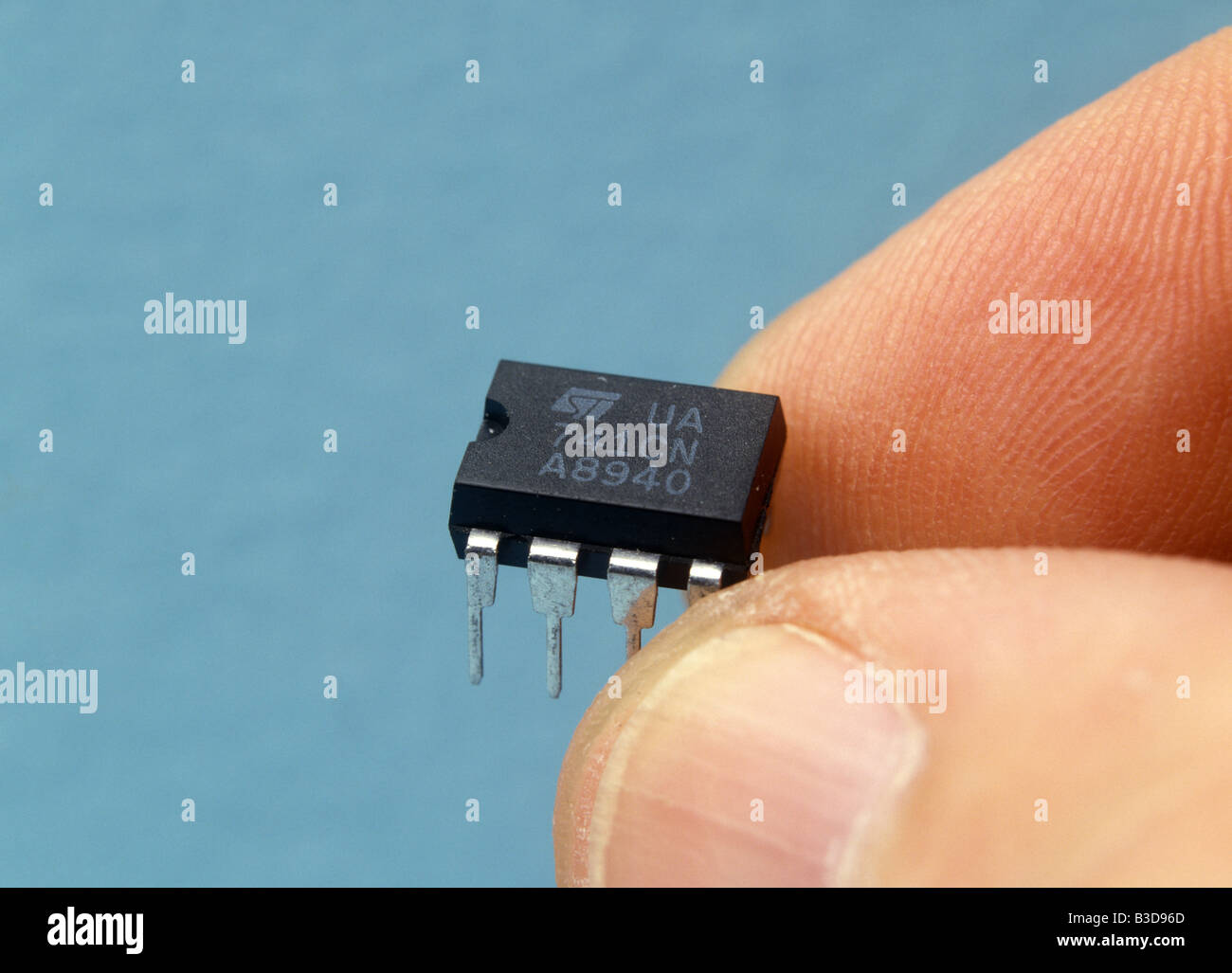 Un circuit intégré amplificateur opérationnel ou ampli op 741 Photo