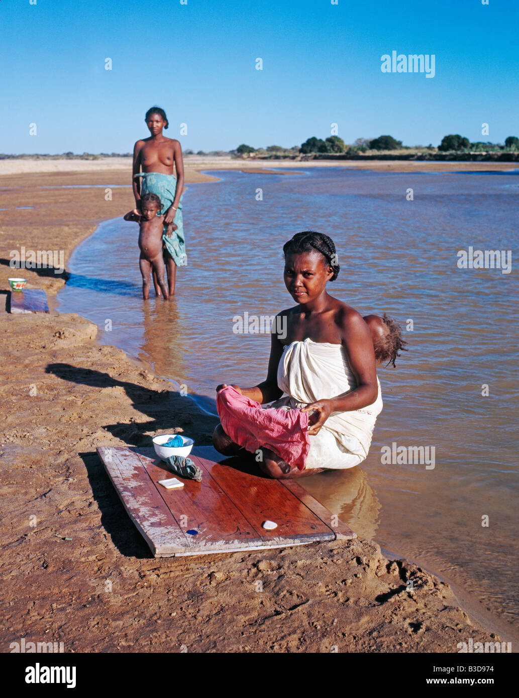 Femmes lavant dans la ri viere femme faire la lessive dans la rivière Madagascar Madagascar Afrique Femme sale propreté faisant i Banque D'Images
