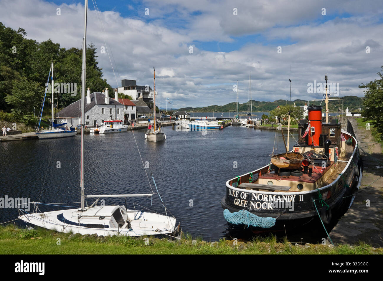 Bateau à voile vient d'entrer dans le bassin du canal à Crinan à Argyll en Écosse Banque D'Images