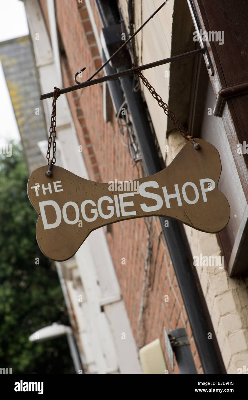 Inscrivez-vous à l'extérieur d'un magasin de produits pour chiens à Weymouth Dorset en la forme d'un os Banque D'Images