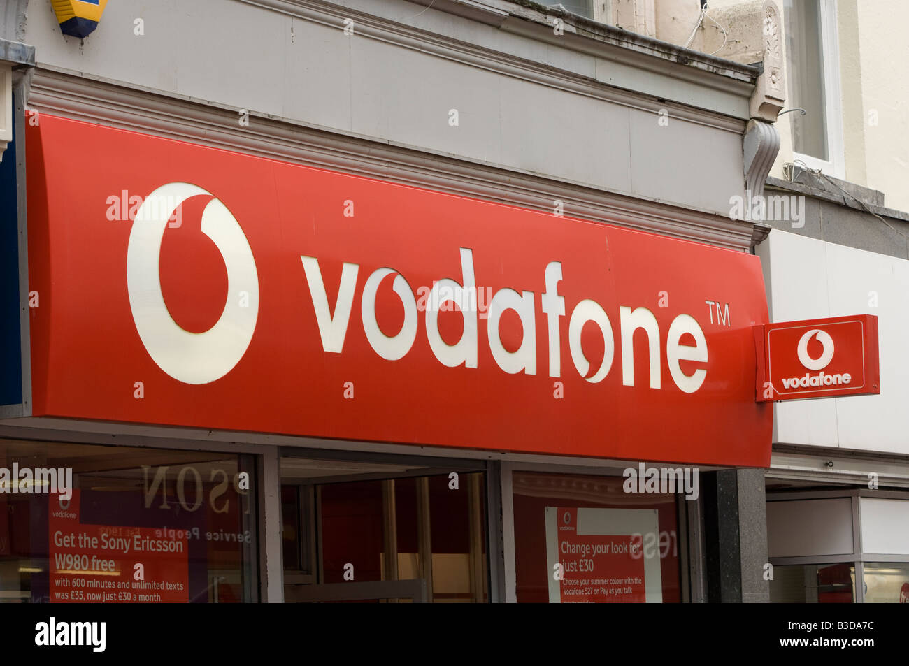 Vodafone shop façade dans le centre-ville de Weymouth, dans le Dorset Banque D'Images