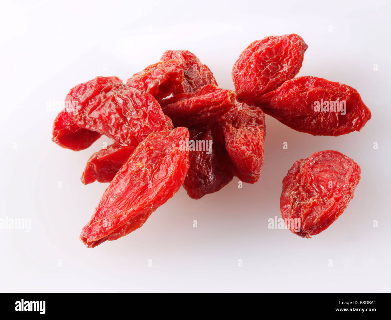 arrangement de baie de goji séché sur un fond blanc pour la découpe Banque D'Images