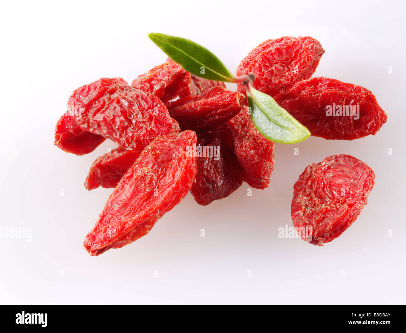 arrangement de baie de goji séché sur un fond blanc pour la découpe Banque D'Images