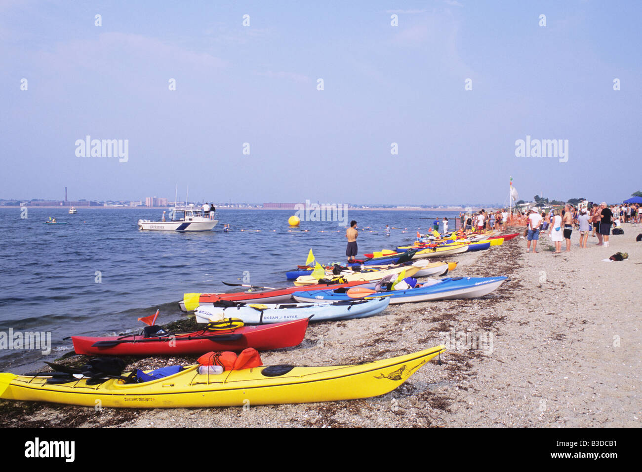 Grand groupe de kayaks de mer très colorés sur la plage au bord de l'océan avec les gens en été pour l'événement Banque D'Images