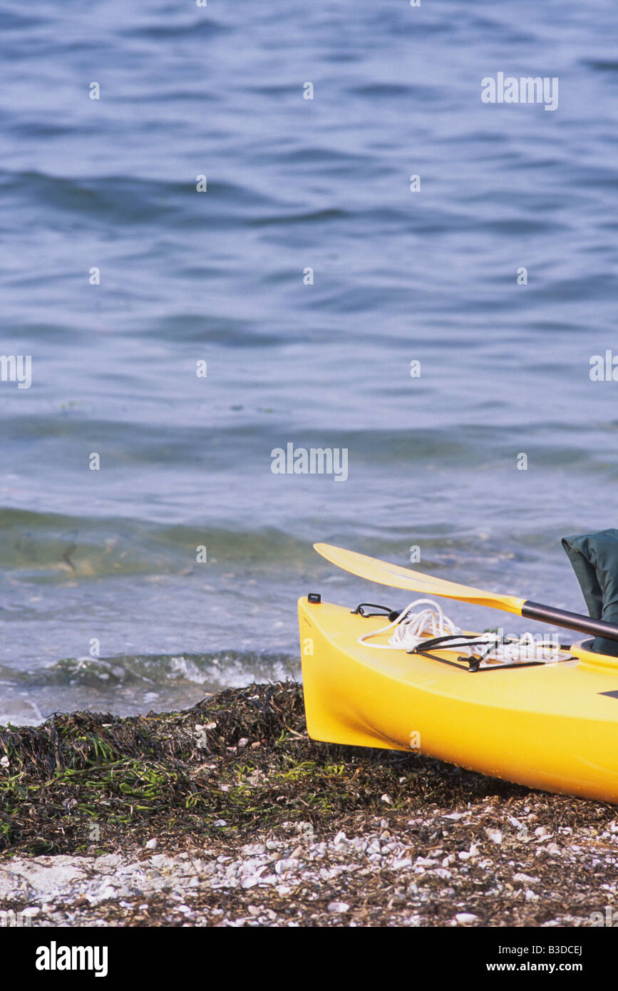 Arc de kayak et pagaie à bord de l'océan avec aucun peuple Banque D'Images