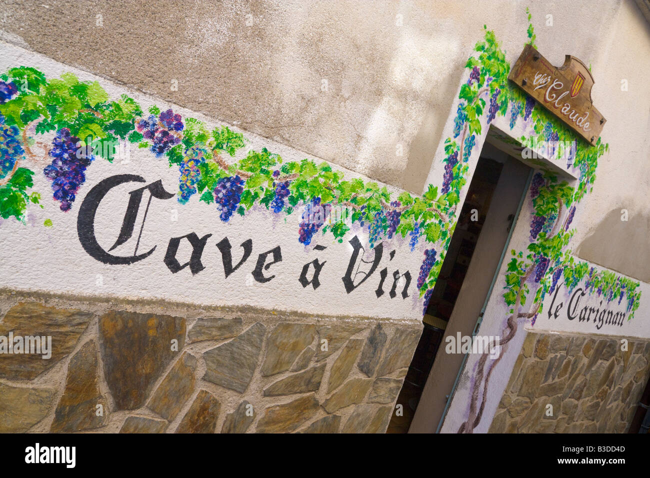 L'inscription et la peinture murale sur la façade d'une cave à vin dans le sud de la France Banque D'Images