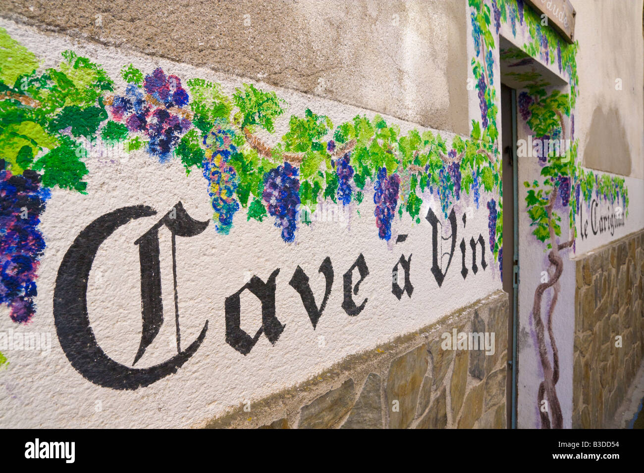 L'inscription et la peinture murale sur la façade d'une cave à vin dans le sud de la France Banque D'Images