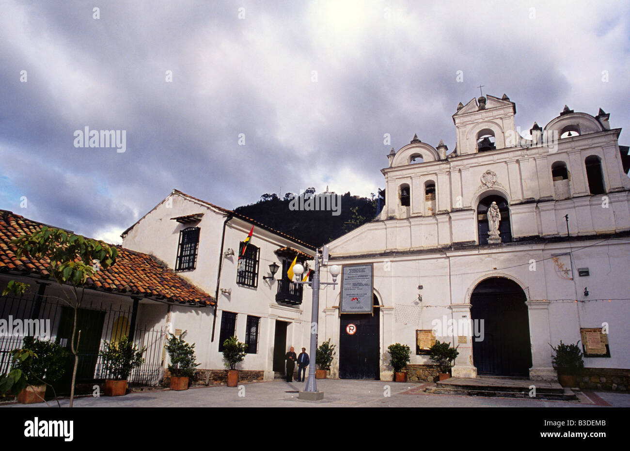 Église de Nuestra Señora de las Aguas dans le quartier historique de Candelaria à Bogotá, avec le sanctuaire de Monserrate et les montagnes andines en arrière-plan. Banque D'Images