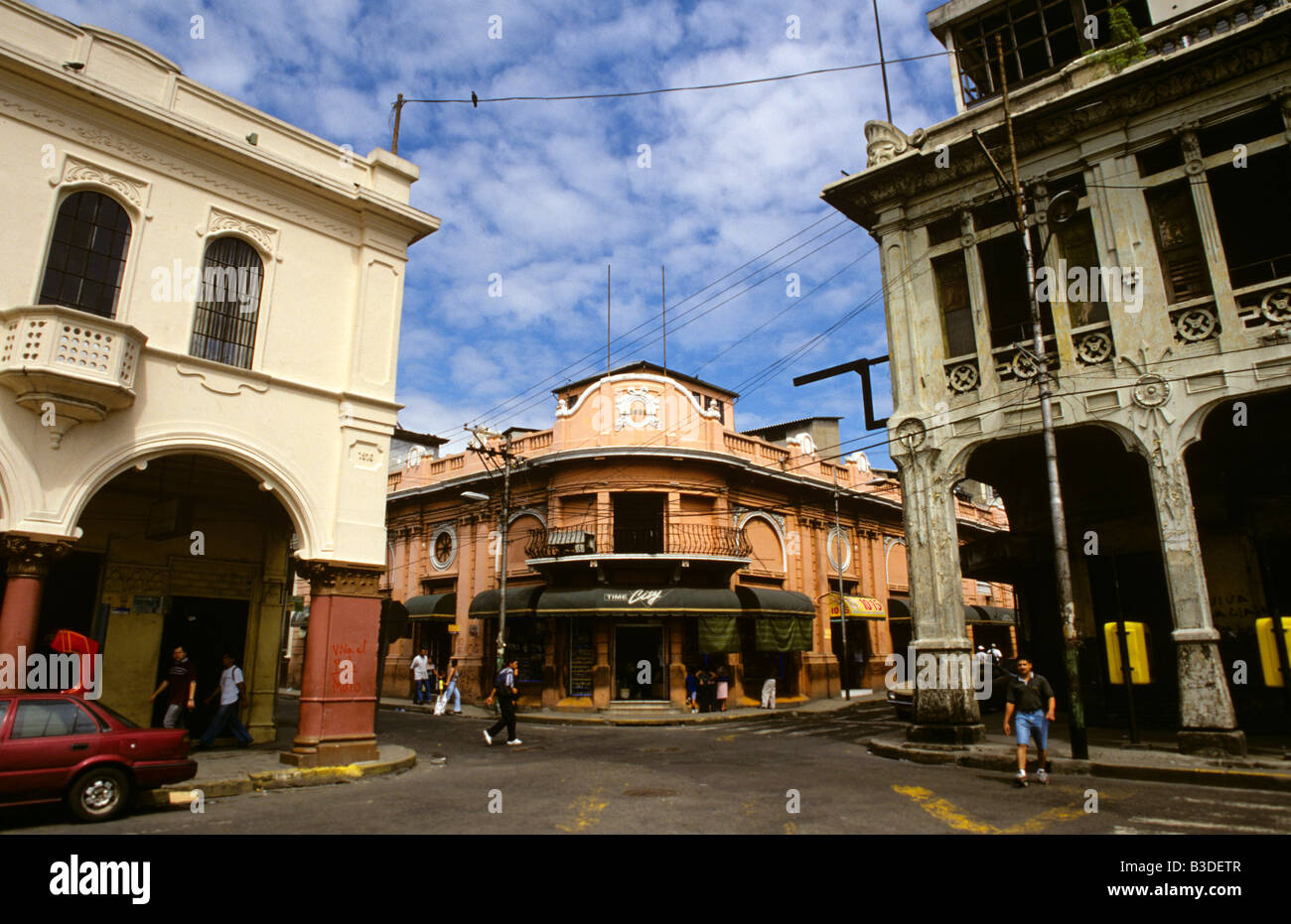 « El Centro », centre-ville de San Salvador : Plaza Libertad, anciennement Plaza de Armas, avec des arcades commerciales historiques « Portales » et une vie de rue animée. Banque D'Images