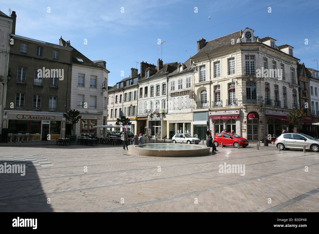 Sens town square en face de la cathédrale France Banque D'Images