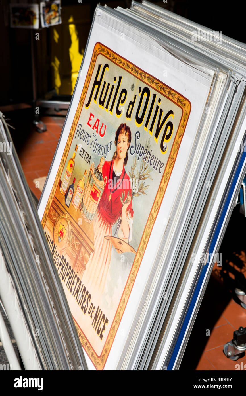 Affiches Art Nouveau en vente dans une boutique dans la vieille ville (Vieux nice), Nice, Côte d'Azur, d'Azur, France Banque D'Images