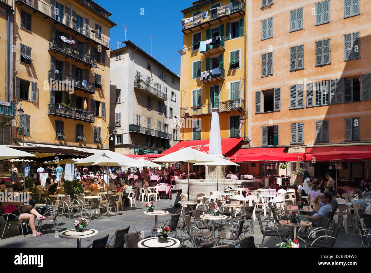 Cafés et bars en Place Rossetti dans la vieille ville (Vieux nice), Nice, Côte d'Azur, d'Azur, France Banque D'Images