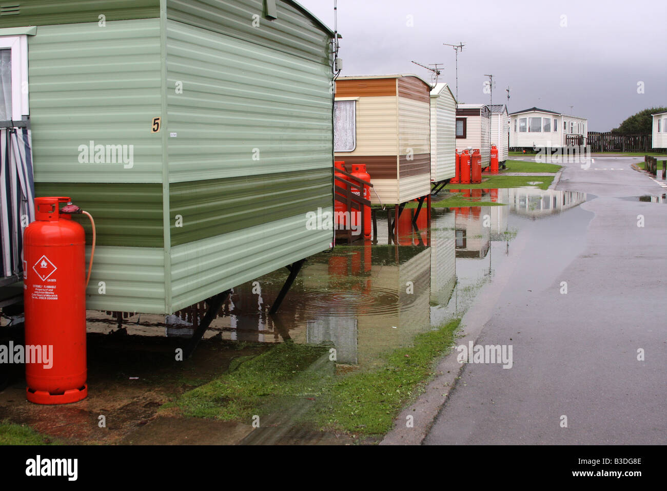 Caravanes sur camping holiday et site entouré d'eau après de fortes pluies torrentielles. Banque D'Images