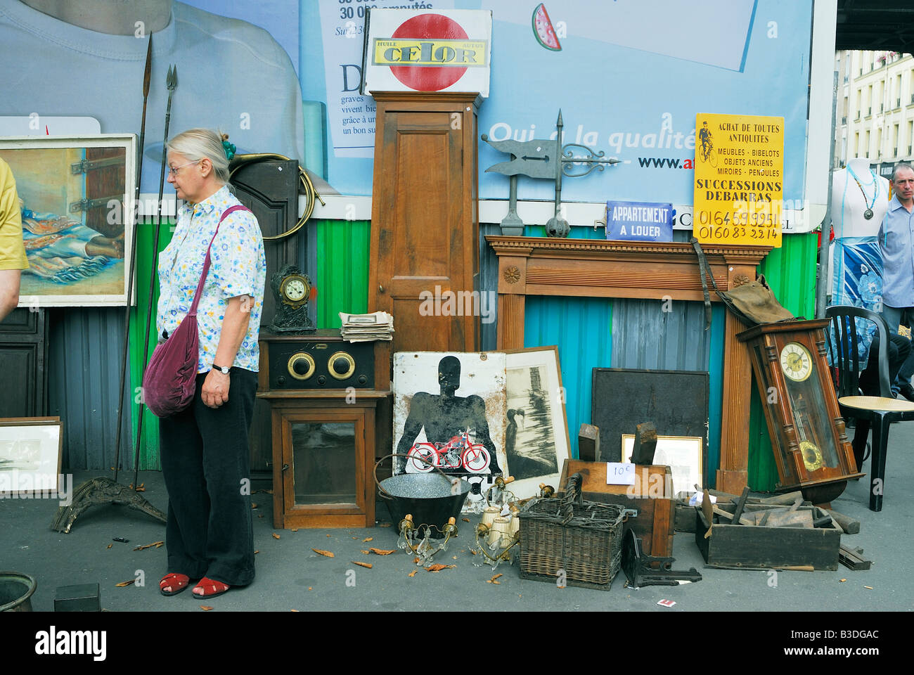 Paris France, marchés aux puces, femme sénior adulte magasiner dans le « marché public » mobilier de scène de rue, solitude âgée Banque D'Images