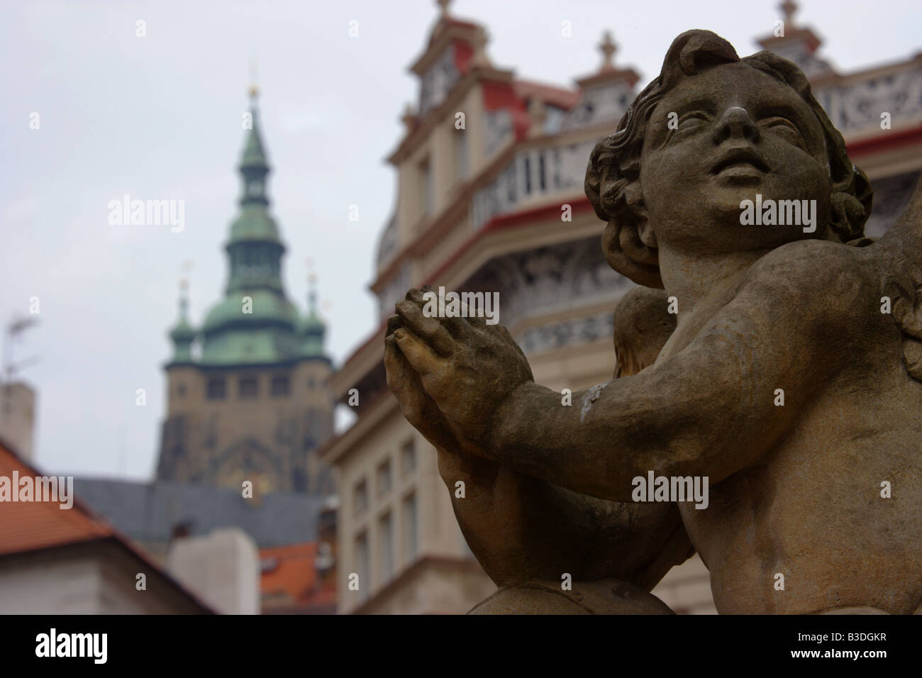 Le Château de Prague comme vu à partir d'un ange sur la colonne de la peste à la place de Mala Strana à Prague République Tchèque Banque D'Images