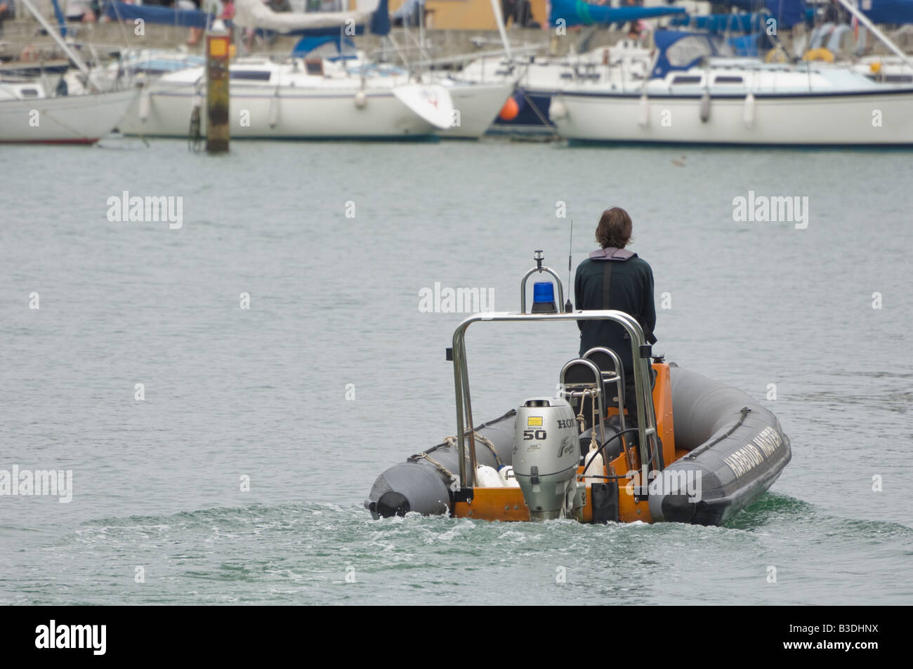 Des patrouilles de capitaine de port de Weymouth les eaux dans le Dorset resort Banque D'Images