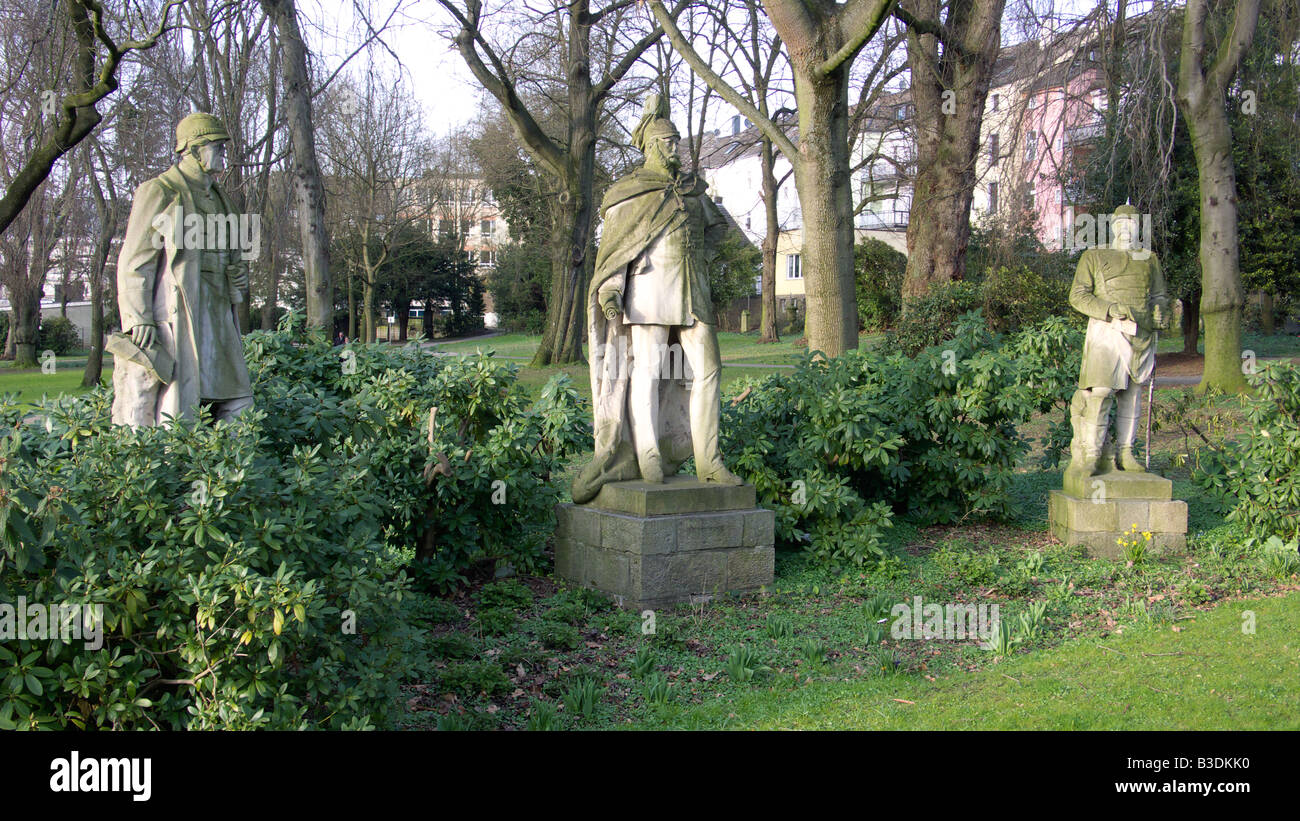Friedhof der un Dueckerstrasse à Essen-Werden, Standbilder von Moltke, Kaiser Wilhelm I. und Bismarck, Essen, Ruhr, NRW Banque D'Images Friedhof der un Dueckerstrasse à Essen-Werden, Standbilder von Moltke, Kaiser Wilhelm I. und Bismarck, Essen, Ruhr, NRW Banque D'Images