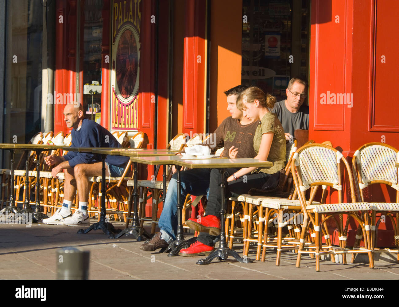 Terrasse de café Pont Audemer Normandie France Banque D'Images